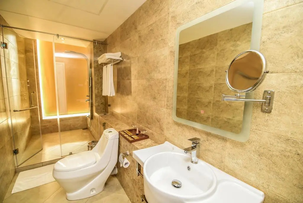 Grandeeza Hotel by Galison