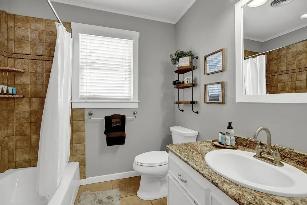 Upscale Home 15 Min Walk to Main St. With Grill!