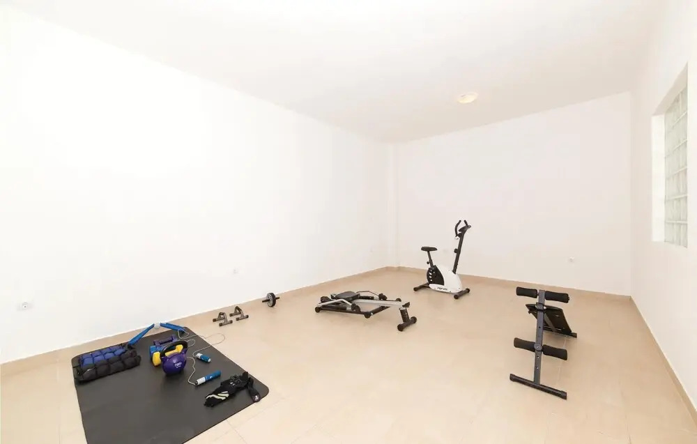 Amazing Home in Divulje With Wifi and 8 Bedrooms