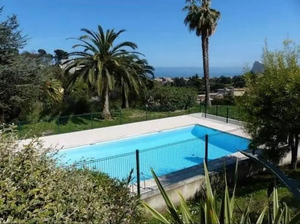 Appartement 2 pièces en rez de jardin avec parking et piscine