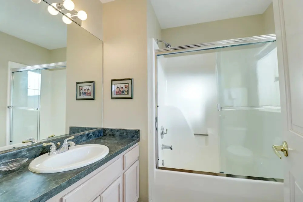 Spacious Slope-side Ski-In Ski-Out Town Home, Private Garage - ER12 by Redawning