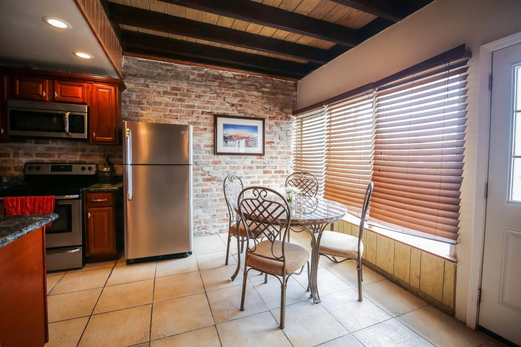 Hosteeva Iberville Street Suites