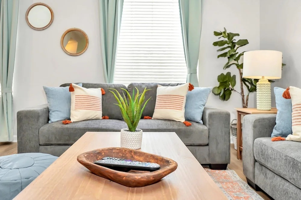 Spacious and Modern Townhome! Close to Attractions and Conventions Center! 3vc5014-10