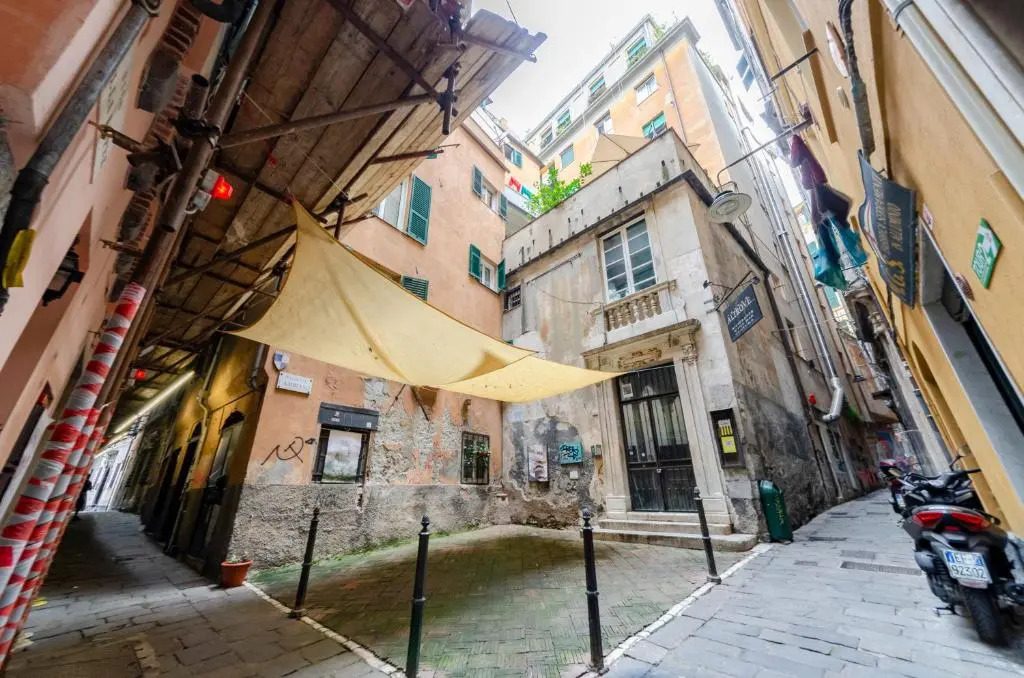 ALTIDO Charming Apt for 4 in Historical Centre of Genoa