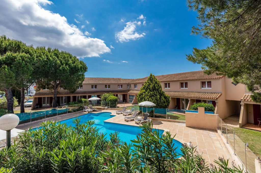Artemia Aigues-Mortes - Hôtel avec piscine - Bornes électriques - Parking privé - Local vélo-moto