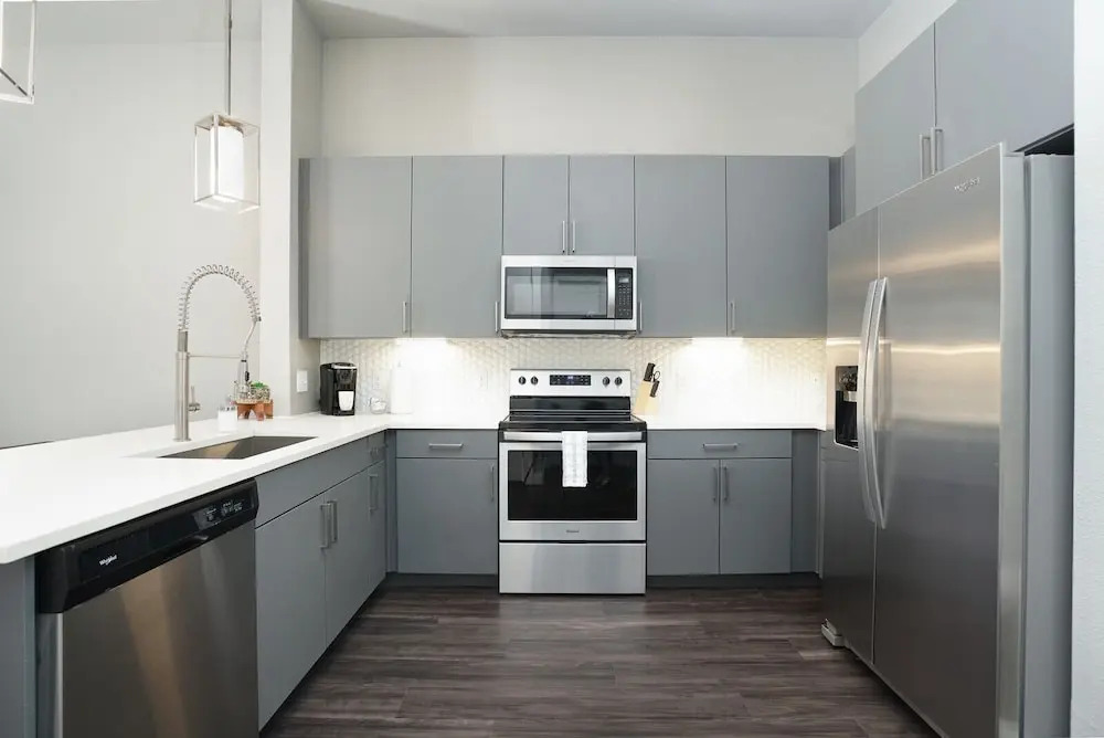 1 BR and 2 BR near Downtown by Frontdesk
