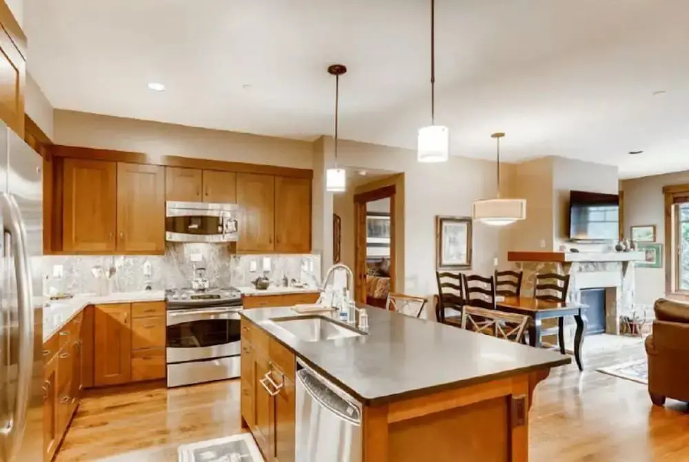 Luxury 2 Bedroom Mountain Vacation Residence With Hot Tub, Pool, and Easy Access to Ski Slopes