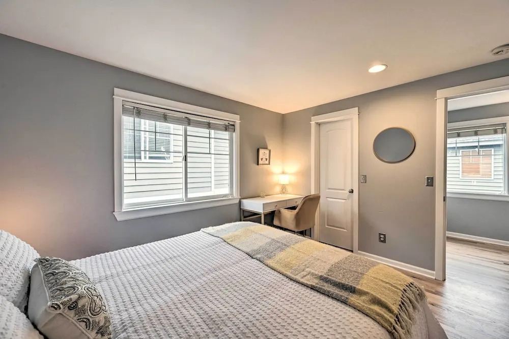 Pet-friendly Seattle Townhome < 1 Mile to Lake!