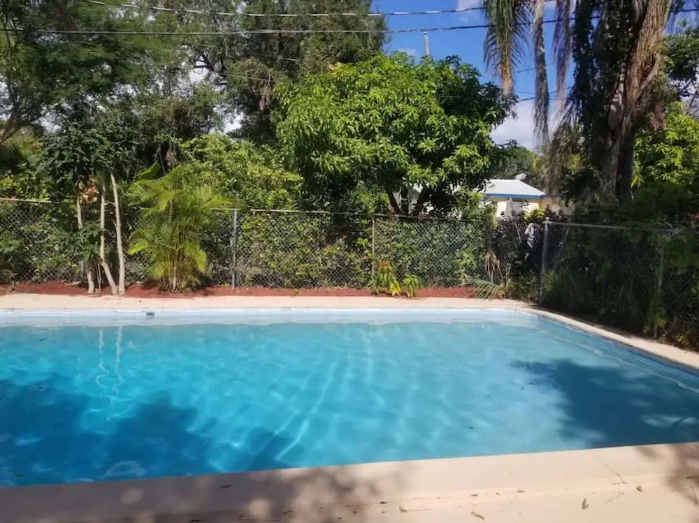 Beach only 4 miles away 2BR-1BTH w pool