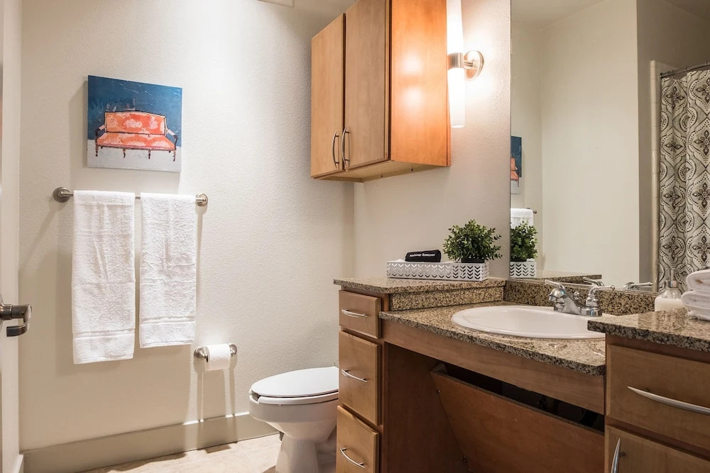 1 BR Apt near Dining Shopping Nightlife by Frontdesk