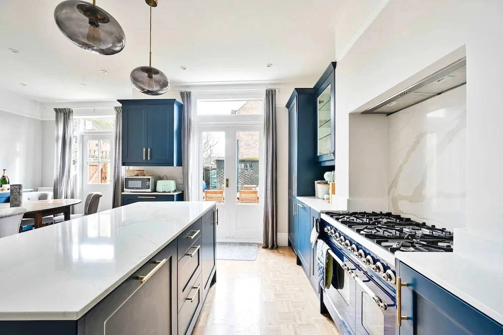 Chic House With Free Parking and Private Backyard