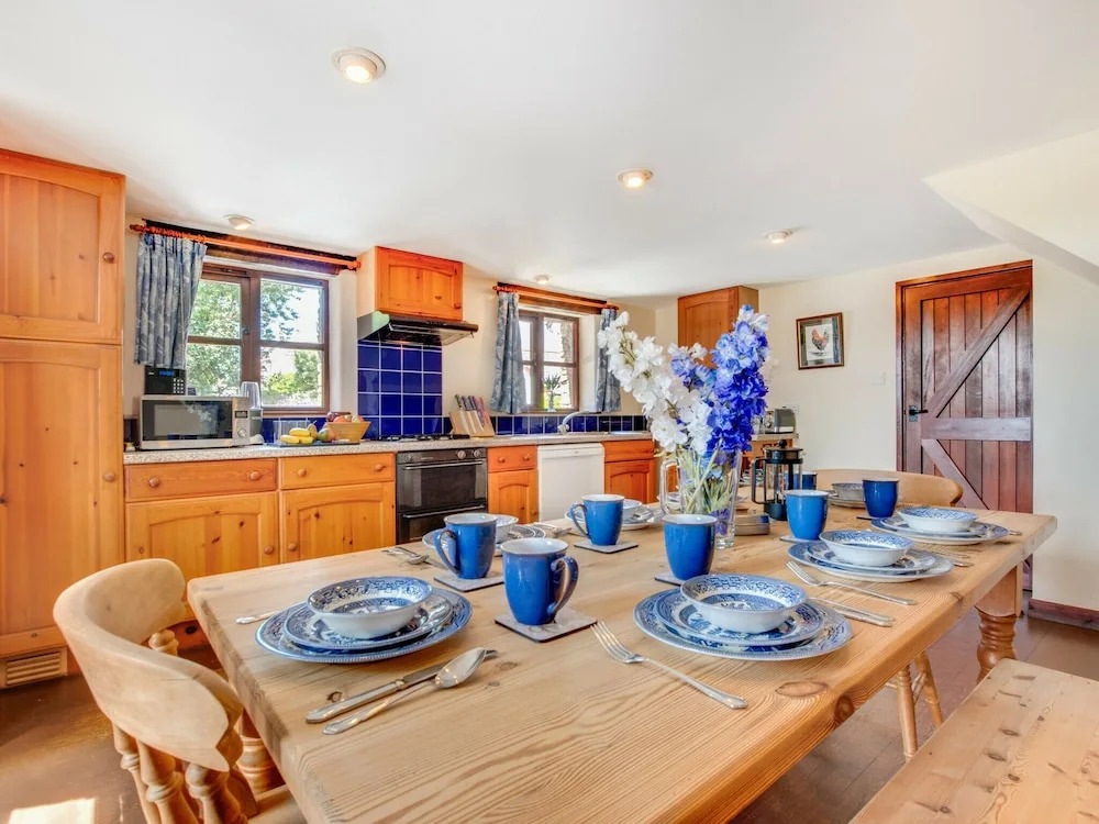 Characteristic Stone Farmhouse in Hilly Devon near Sea