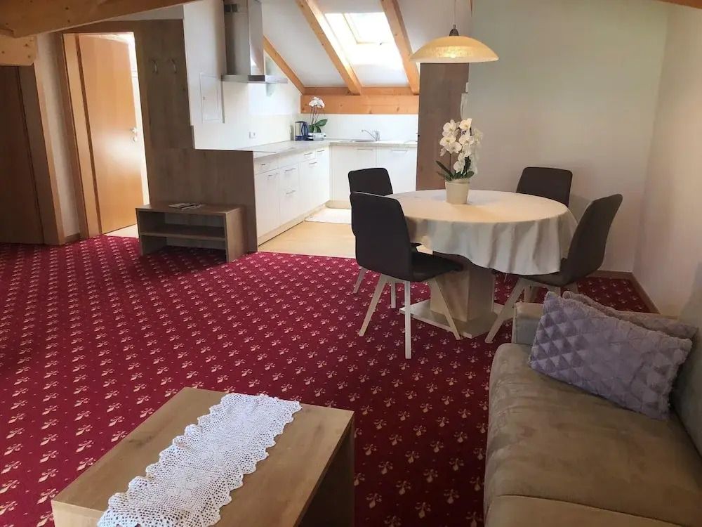 Residence Lahnhof, Laces