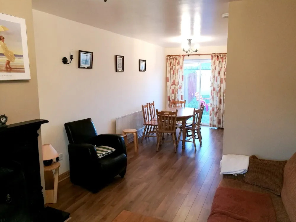 House With 4 Bedrooms in Enniscrone, With Enclosed Garden - 50 m From