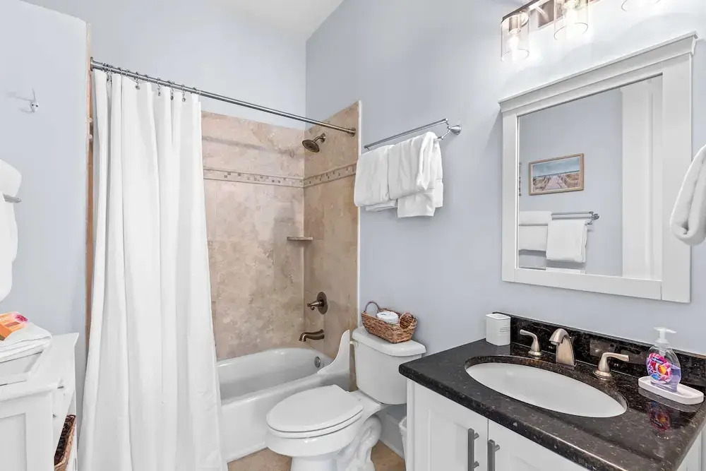 Emerald Paradise 2 Blocks to Beach Rooftop Patio + Pool Access Sleeps 10