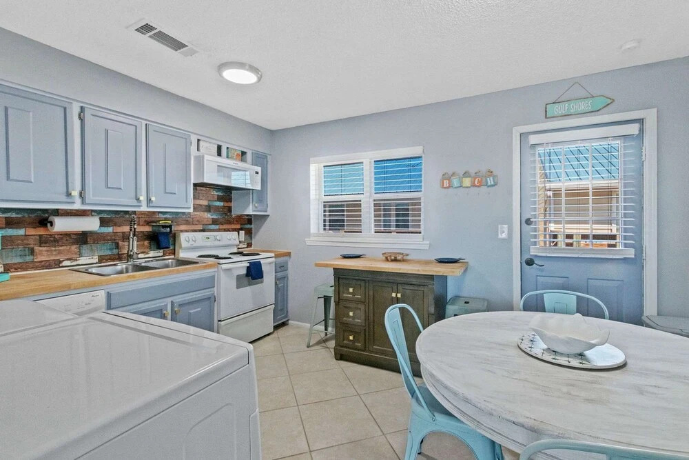 2BR Retreat With Pool Near Beach and The Hangout