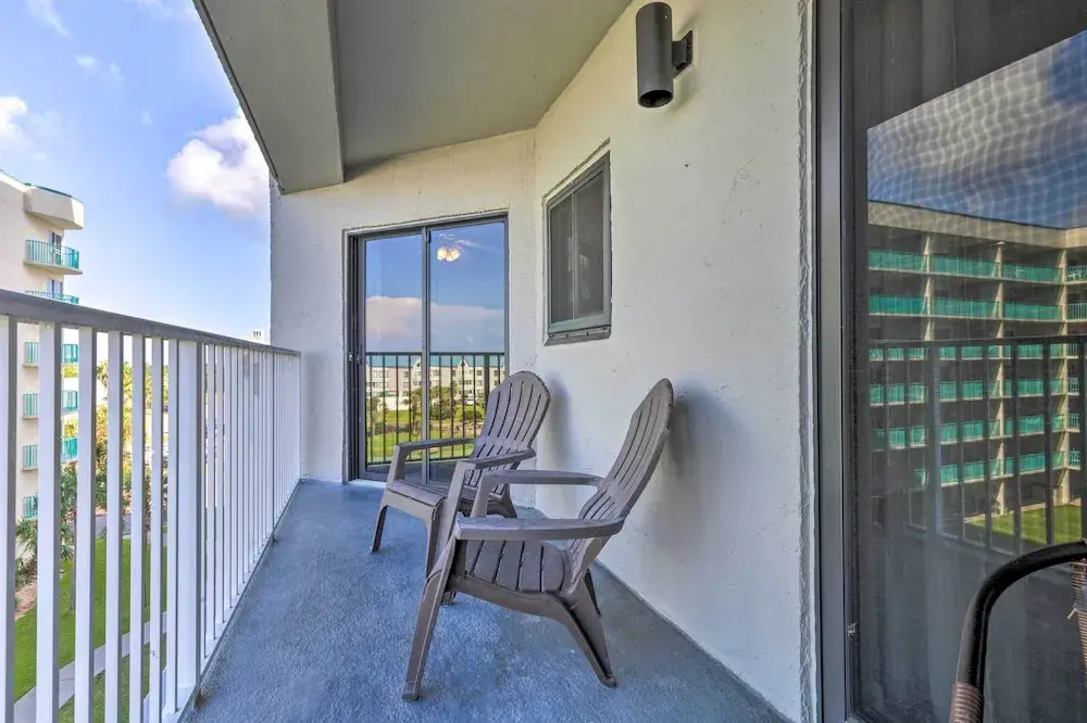 Relaxing Gulf Shores Condo w/ Beach-view Balcony