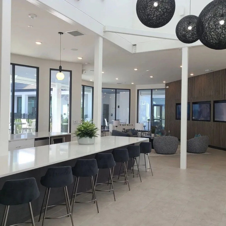 Landing Incredible 2BD Clubhouse Pool