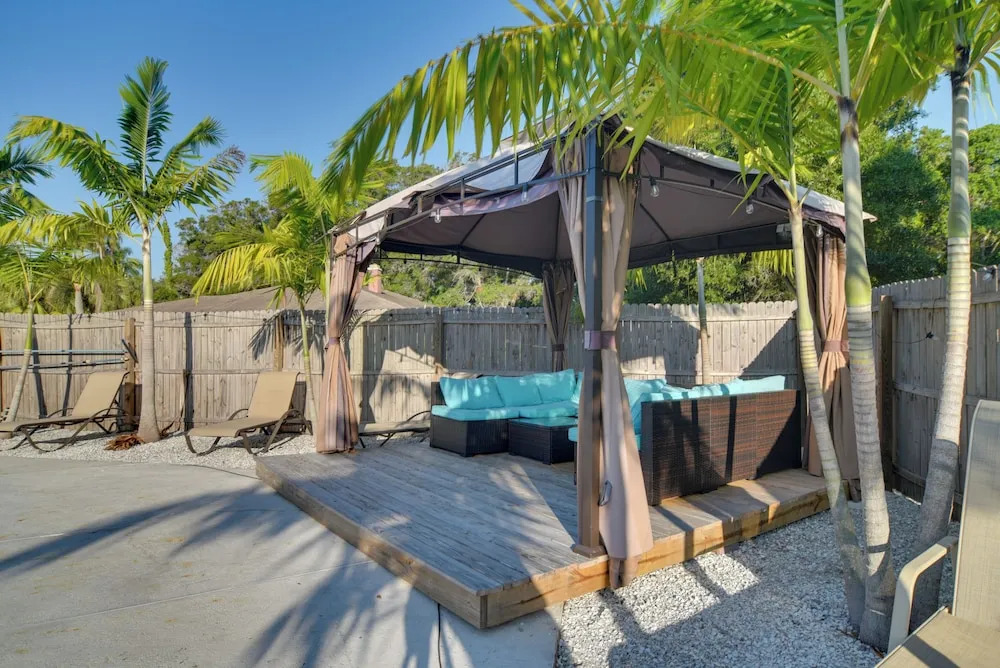 Spacious Largo Retreat: Private Pool & Yard!