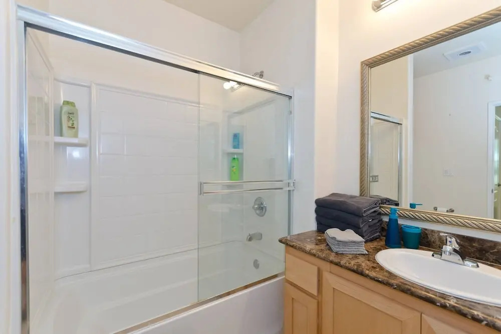 Top Downtown Location, Fast WIFI, & Free Parking! (P-1)