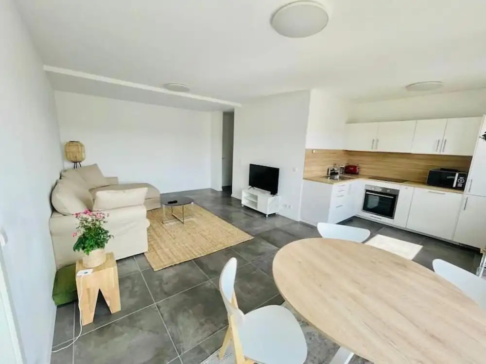 Large 1 bedroom with Terrace & Parking