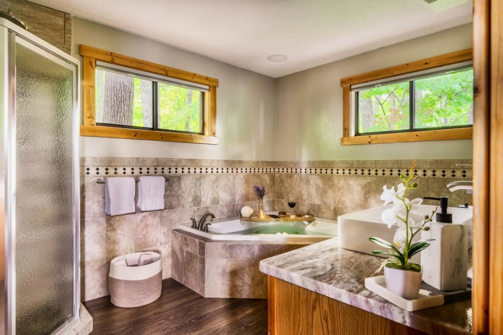 3-MasterSuites-GorgeousViews-GameRm-HotTub-Gburg7min-Ober5min-Bears!