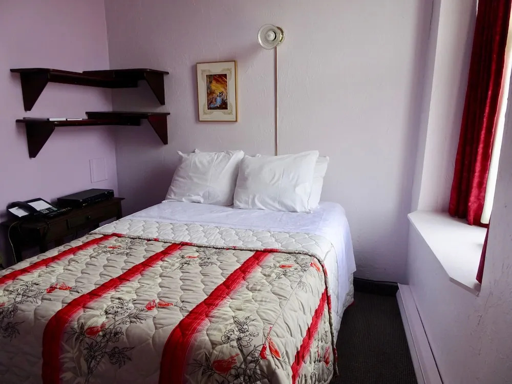 Hotel Champ de Mars Montreal