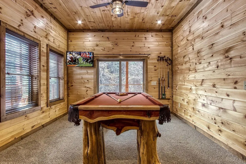 Ern805- Bearly Believe It! - Great Location! Close To Town And All The Action! 3 Bedroom Cabin by RedAwning