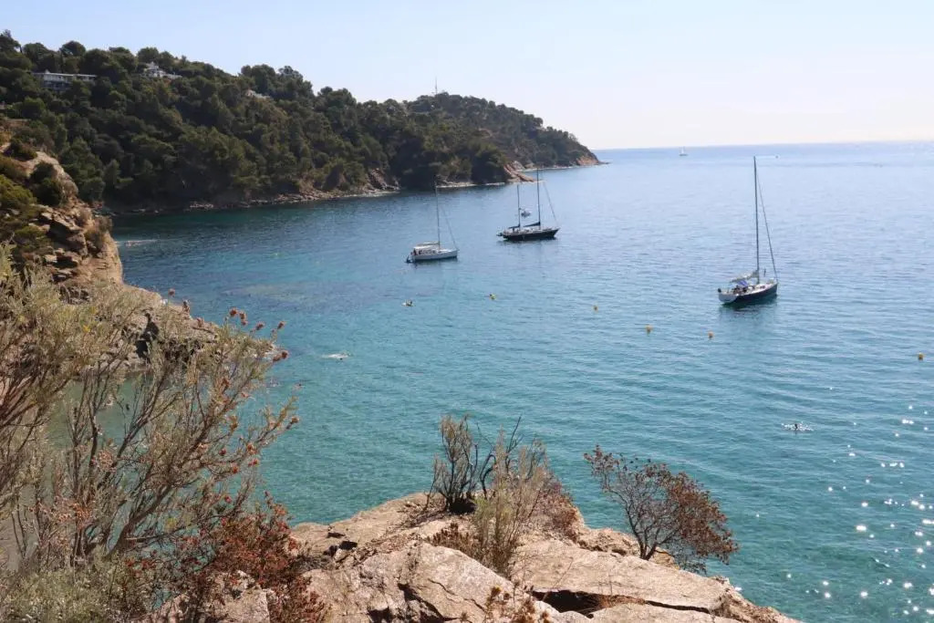 Nice AC studio with large terrace feet in the water in Cavalaire - Welkeys