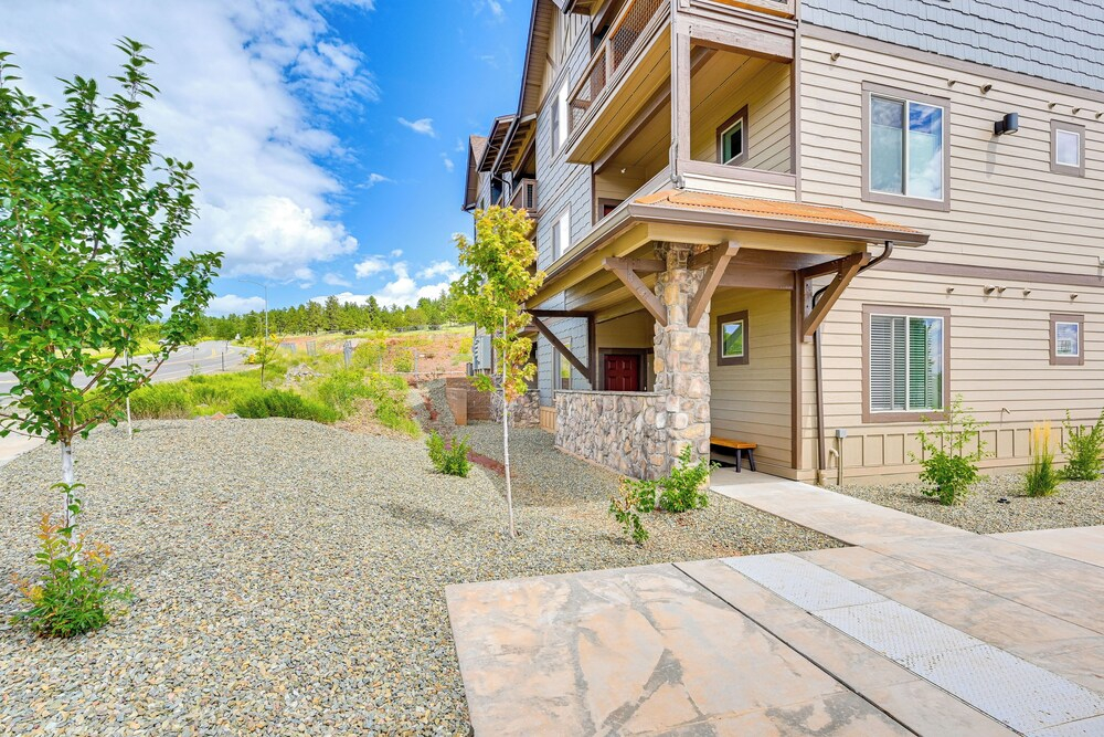 2 Mi to Dtwn & Nau: Flagstaff Condo w/ Patio!