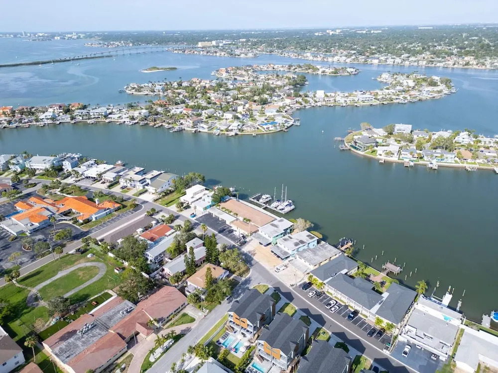 NEW 4 Bed 3 Bath Heated Salt Pool Walk2beach