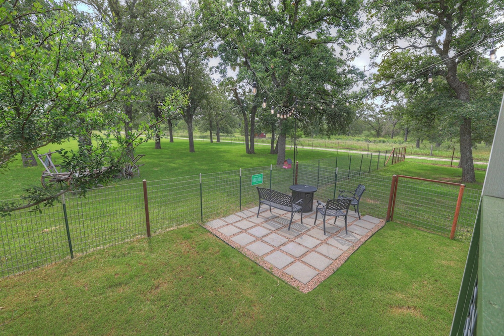 Farmhouse Charm 10 Min to Downtown, Pet Friendly!