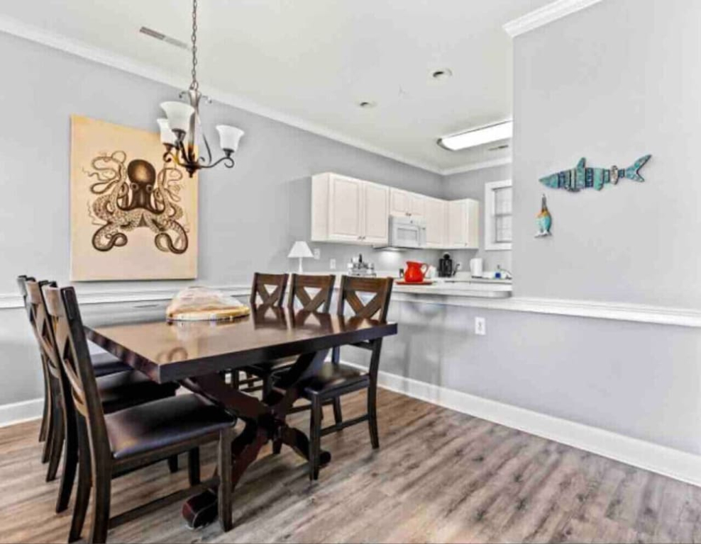 Captains Quarters Bright 2BR Pet-friendly Beach Condo w/ Coastal Decor & Relaxed Vibes