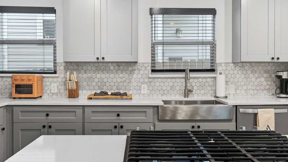 Eastside Keys by Avantstay Bright East Austin Stay + Backyard Dining + Near 6th St and Downtown