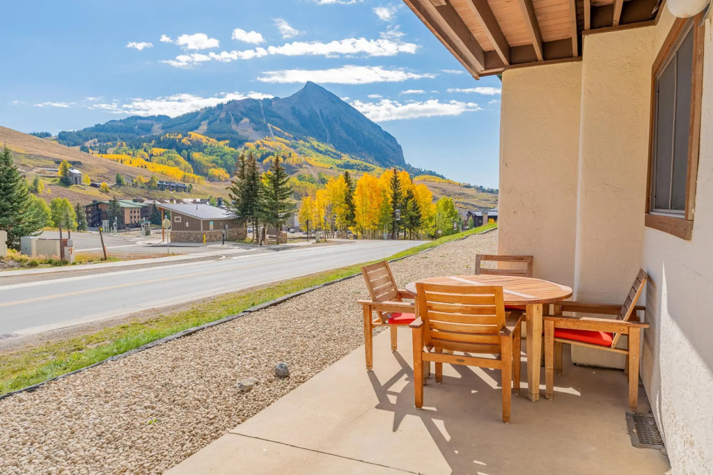 The Yak Shack: Incredible Mountain View Condo