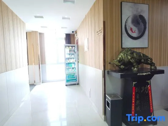 Zhihe E-sports Hotel (Yancheng Golden Eagle Shopping Center Julong Lake Store)