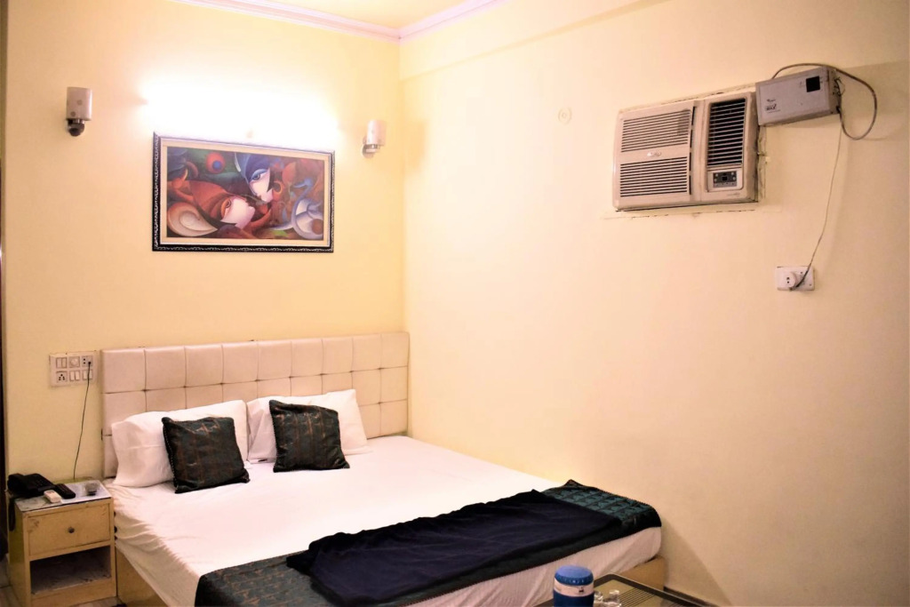 DS Residency-Near Varanasi Jn Railway station N Temples-Parking-Free Wi-Fi