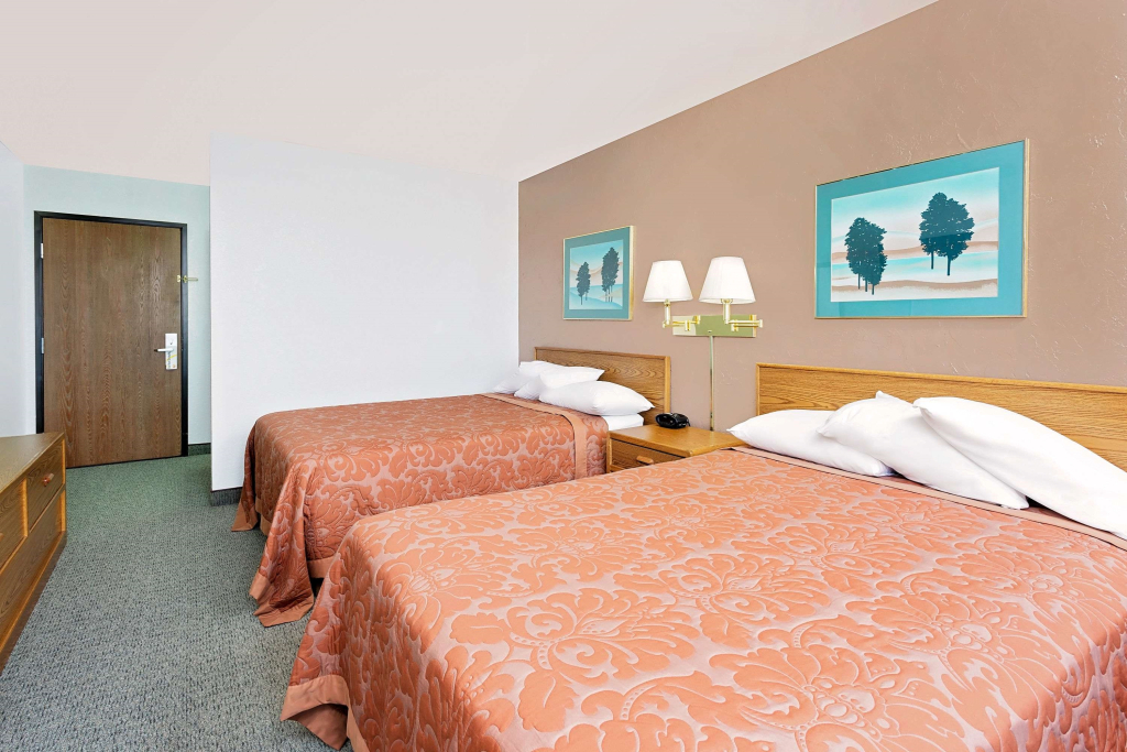 LakeWood Inn & Suites