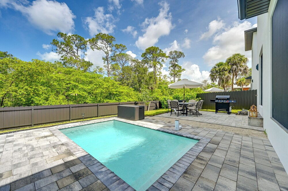 3 Mi to Naples Beach: Chic Group Getaway w/ Pools!