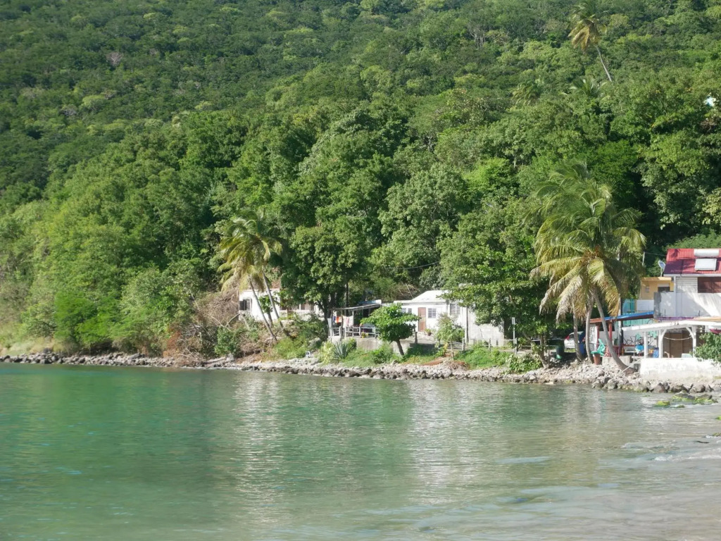 duplex, 2 bedrooms, 2 couples sea view overlooking the village of DESHAIES