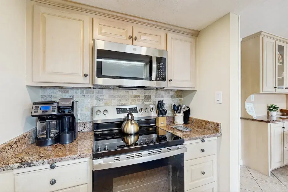 Ocean-view Condo With Pool, Balcony, AC & W/D - Walk to Beach & Near Downtown