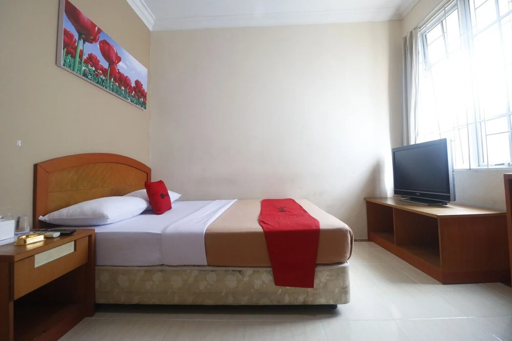 RedDoorz Plus near Gold Coast Ferry Terminal Batam