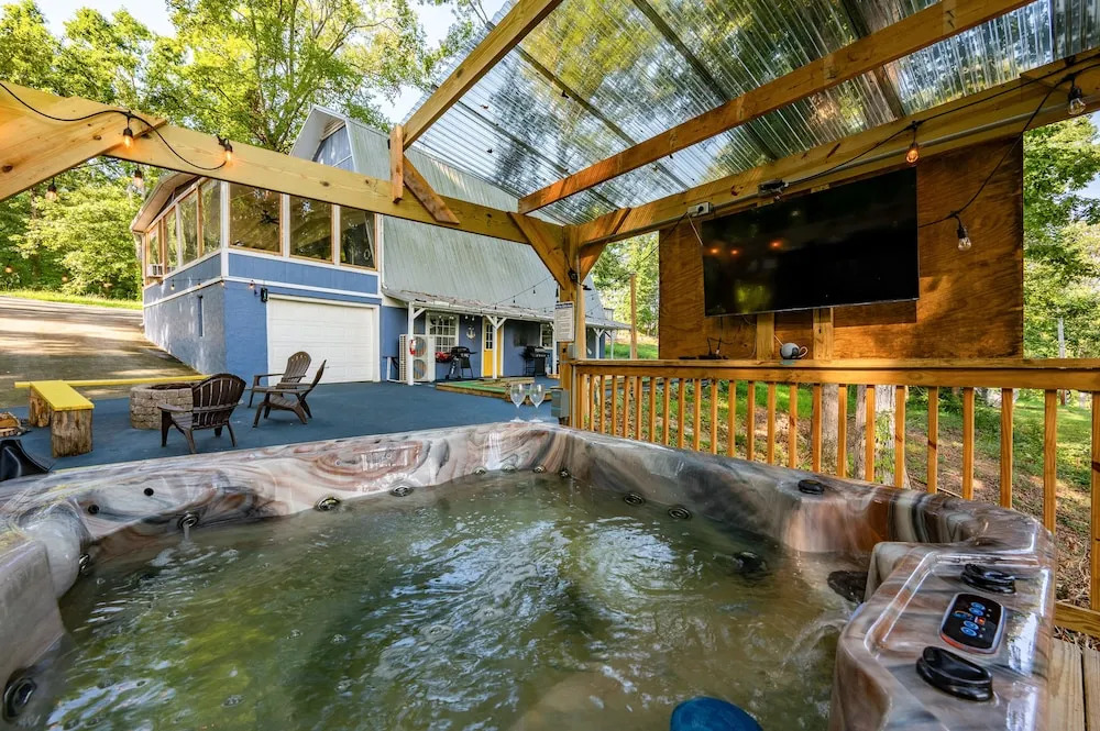 'emerald Cove Chalet' on Douglas Lake w/ Hot Tub!