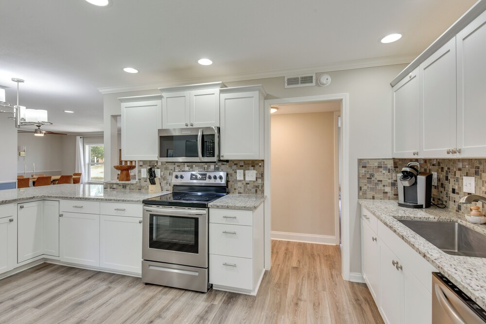 Spacious Fort Walton Beach Home ~ 2 Mi to Beach!