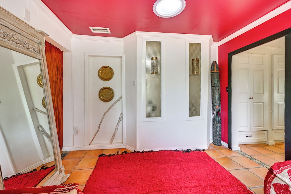Gather & Unwind Outdoors, Stylish Vista Retreat!