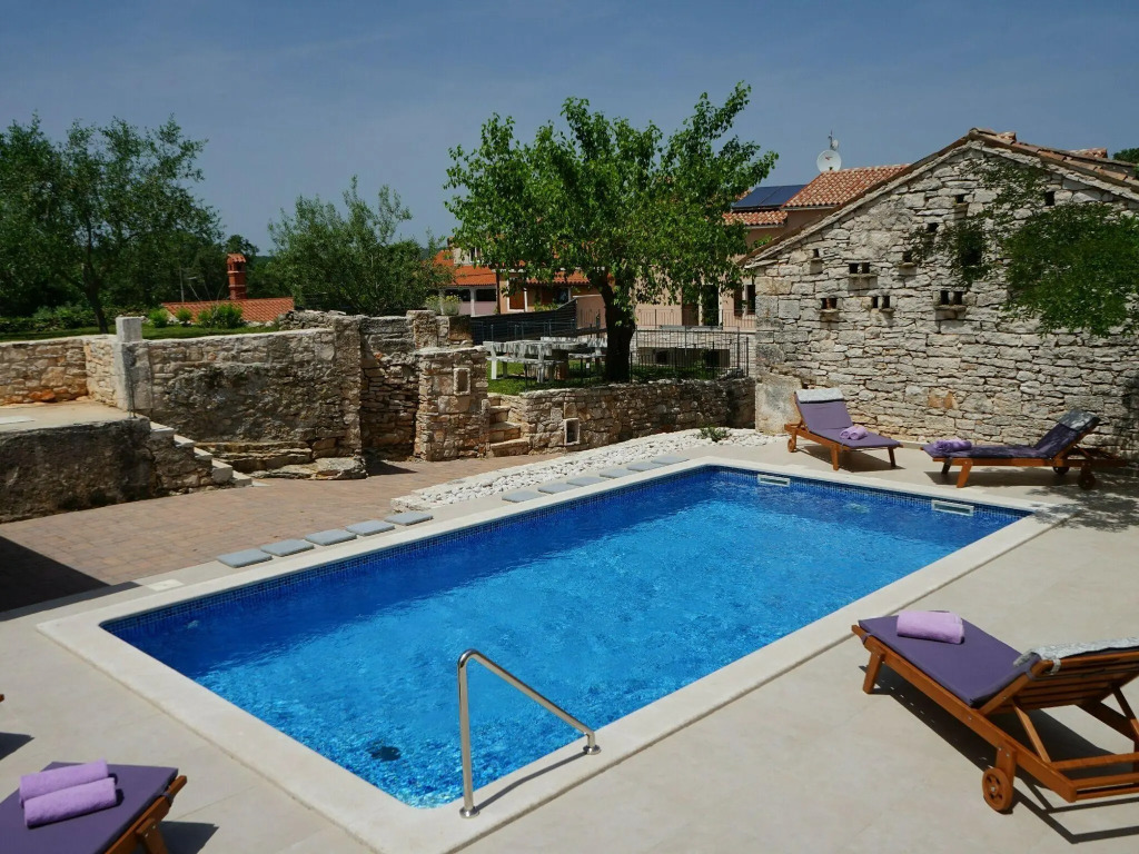 Peaceful Villa in Rakalj with Swimming Pool
