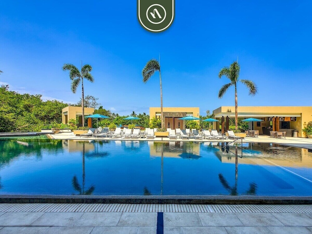 Luxury 2 BR Condo Near Golf Courses and Marina