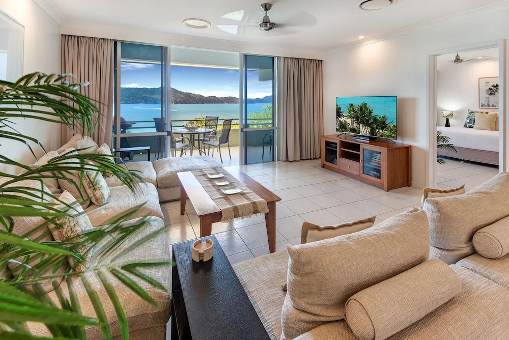 Lagoon 206 on Hamilton Drive