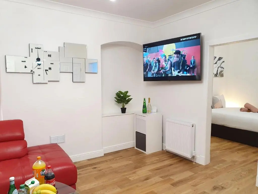 Glasgow Comfortable and Modern 3 Bedroom Mid Terraced Villa