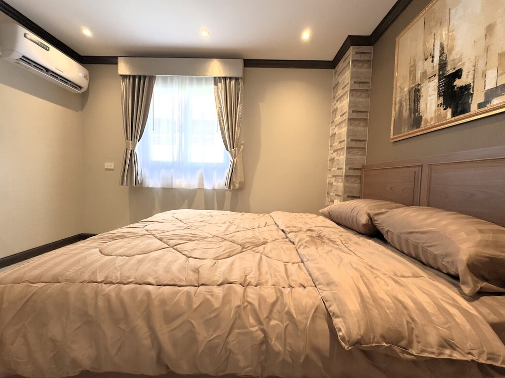Spacious 2BR Corner Condo - Garden View Balcony - Royal Hill Resort